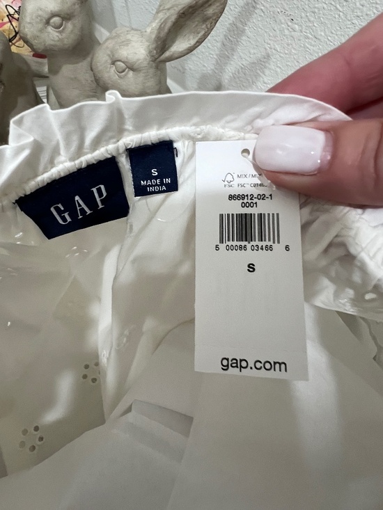GAP Tops - GAP NWT Size Small Eyelet Top WHITE